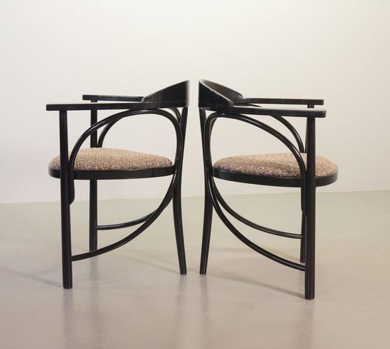 Image 1 of Schwarz lackierte Thonet-Dreieck-Esszimmerstühle (Modell 87) mit mehrfarbigem Stoffbezug, 4er-Set, Deutschland, 1980er Jahre