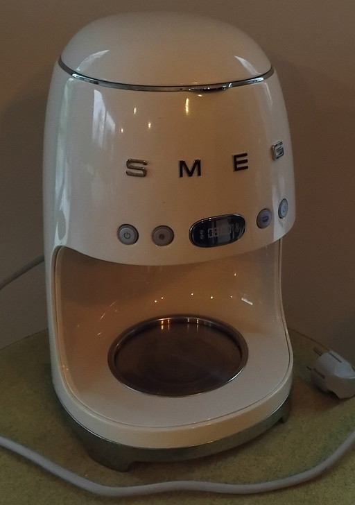 Smeg Kaffeemaschine, ein Blickfang für Zuhause oder das Büro