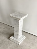 Säule aus Carrara-Marmor