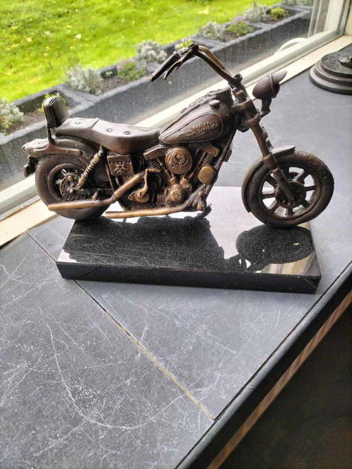 Bronzestatue eines Harley-Davidson-Motorrads