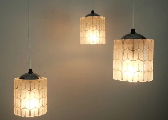 Image 1 of mid century PENDANT LIGHT 3-Licht Kaskadenlampe geätztes Glas Nussbaum und Chrom 1960er 1970er Jahre