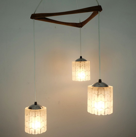 Image 1 of mid century PENDANT LIGHT 3-Licht Kaskadenlampe geätztes Glas Nussbaum und Chrom 1960er 1970er Jahre