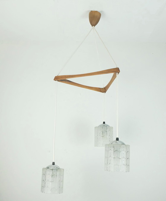 Image 1 of mid century PENDANT LIGHT 3-Licht Kaskadenlampe geätztes Glas Nussbaum und Chrom 1960er 1970er Jahre