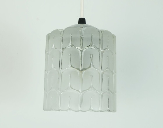 Image 1 of mid century PENDANT LIGHT 3-Licht Kaskadenlampe geätztes Glas Nussbaum und Chrom 1960er 1970er Jahre