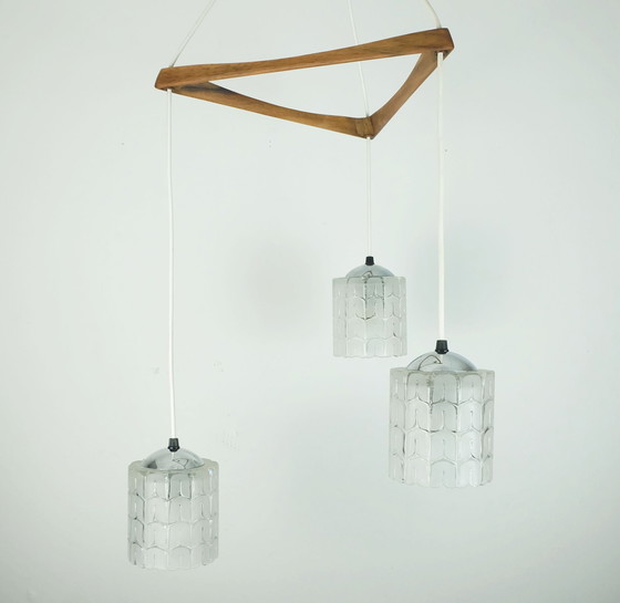 Image 1 of mid century PENDANT LIGHT 3-Licht Kaskadenlampe geätztes Glas Nussbaum und Chrom 1960er 1970er Jahre