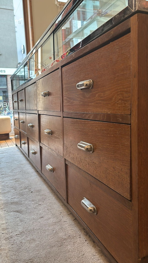Schöne Vintage Vitrine mit Schubladen auf der Rückseite