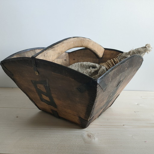 Antiker chinesischer Reiskorb mit Tüchern