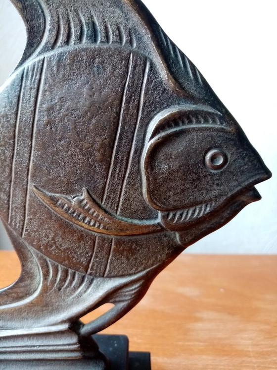 Image 1 of Skulptur Skalarfisch Aus Bronze Auf Schwarzem Marmor Befestigt