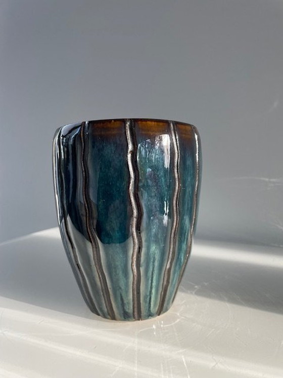 Image 1 of Moderne Vase/Kanne mit Streifenmuster und Öl/Petrol-Glasur