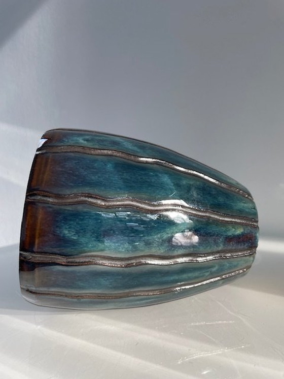 Image 1 of Moderne Vase/Kanne mit Streifenmuster und Öl/Petrol-Glasur