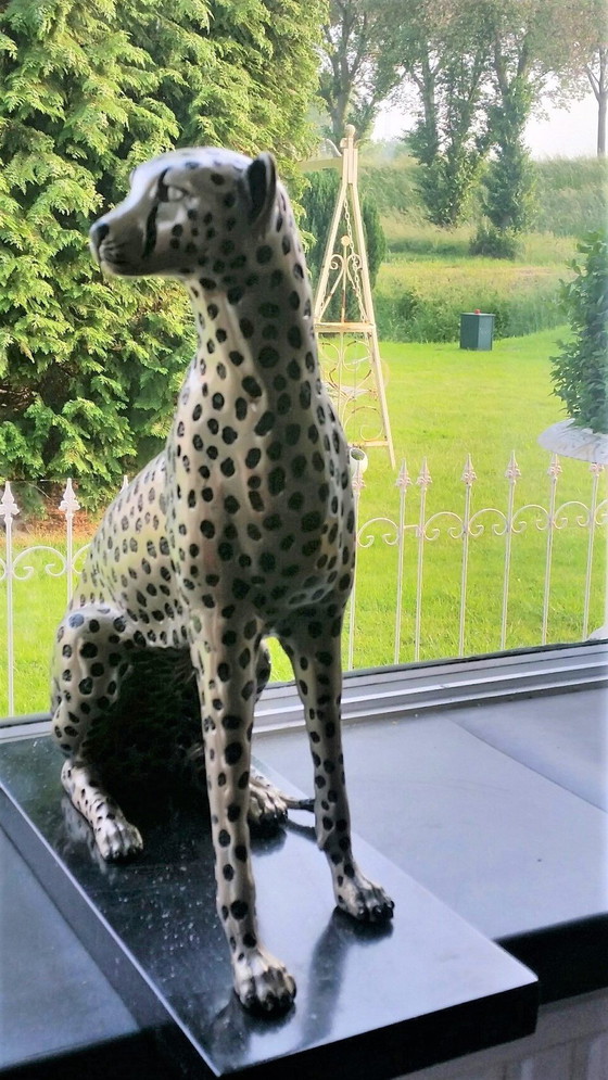 Image 1 of Bronzene silberne Gepardenstatue auf dem Aussichtsturm