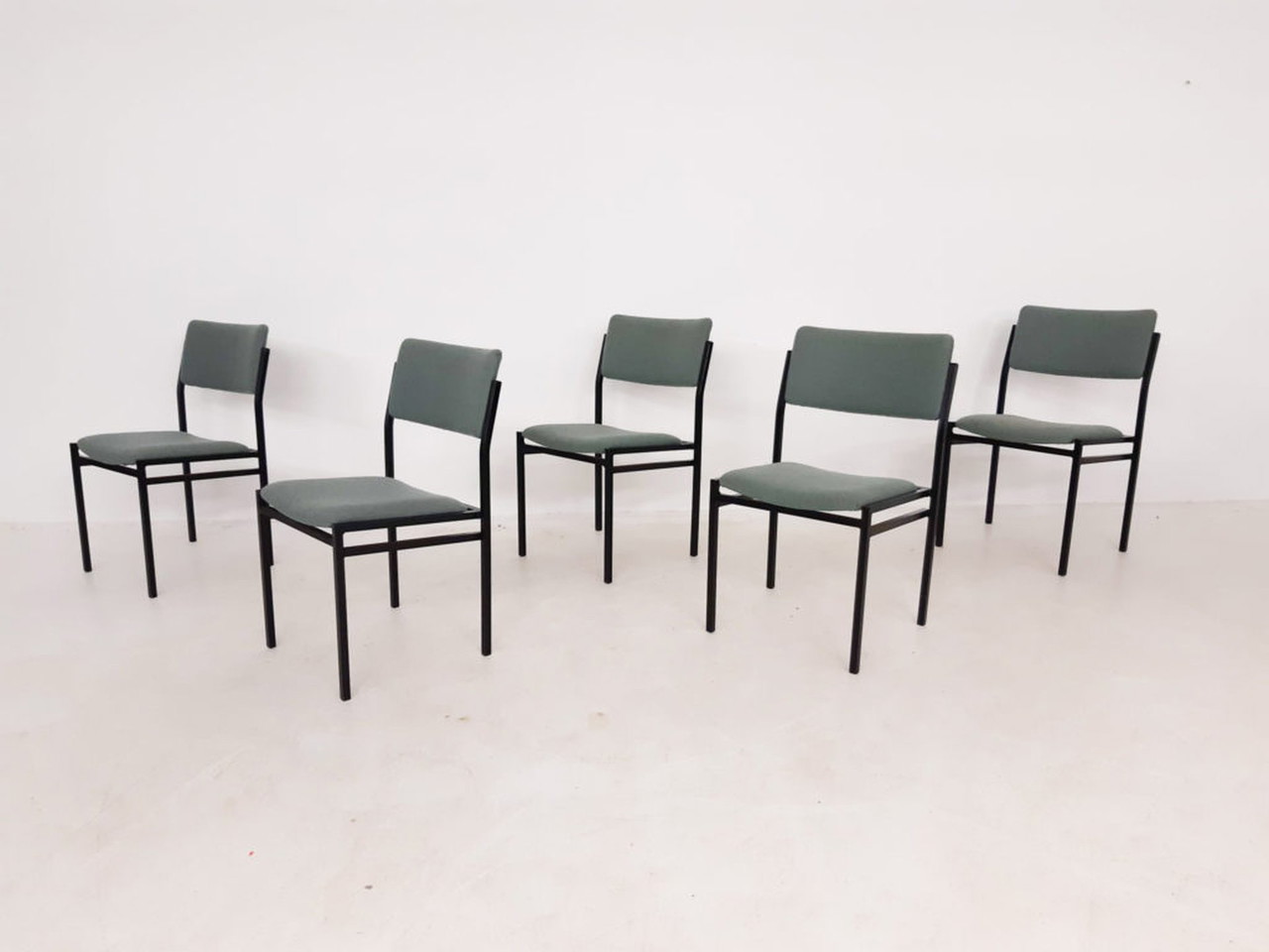 5x VintageStapelstühle aus Metall €375 Whoppah