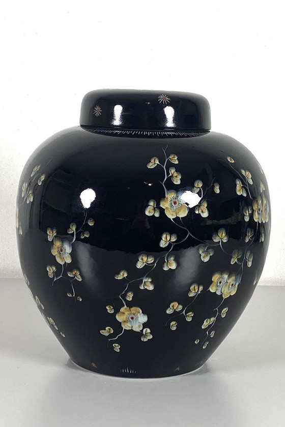 Image 1 of Porzellanflasche mit Deckel.