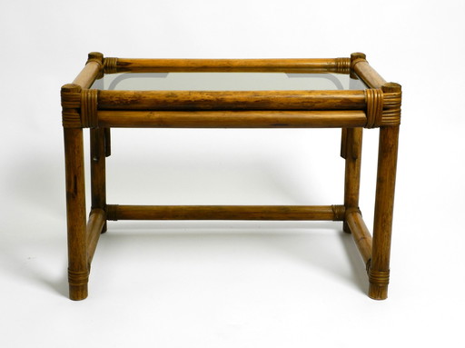 Wunderschöne Couch oder Beistelltisch aus dunklem Bambusholz aus den 1970er Jahren mit Rauchglasplatte