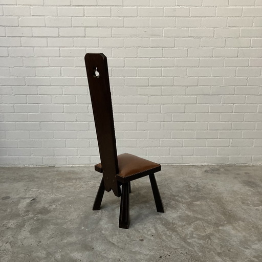 Brutalistischer spanischer Hocker