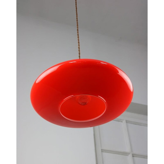Image 1 of Mid Century Pendelleuchte aus rotem Glas und Messing Saucer