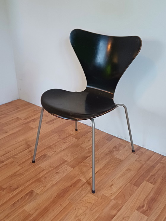 Image 1 of Vier Schmetterlingsstühle und drei Moskito-Stühle Arne Jacobsen/Fritz Hansen