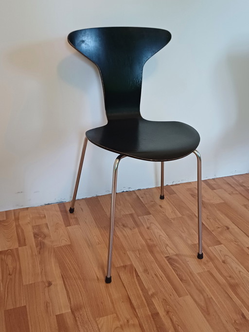 Vier Schmetterlingsstühle und drei Moskito-Stühle Arne Jacobsen/Fritz Hansen