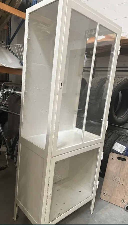 Polnischer medizinischer Vintage-Schrank