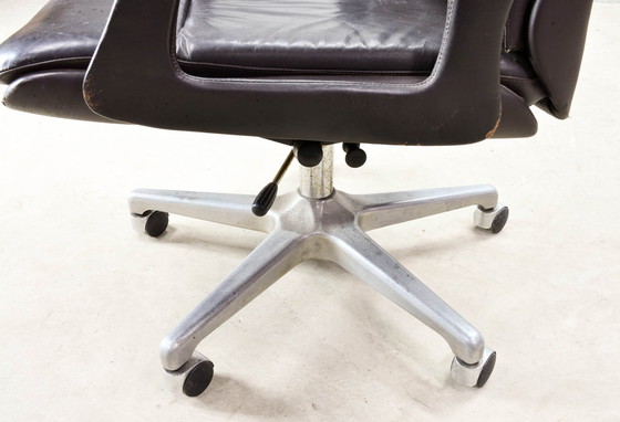 Image 1 of Drehbarer verstellbarer Schreibtischstuhl aus dunkelbraunem Leder auf Stahlsockel, 1970er