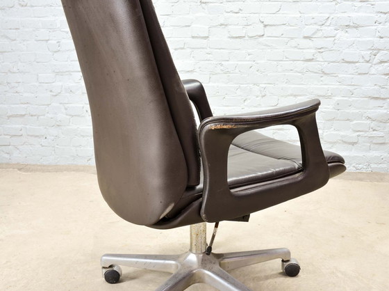 Image 1 of Drehbarer verstellbarer Schreibtischstuhl aus dunkelbraunem Leder auf Stahlsockel, 1970er