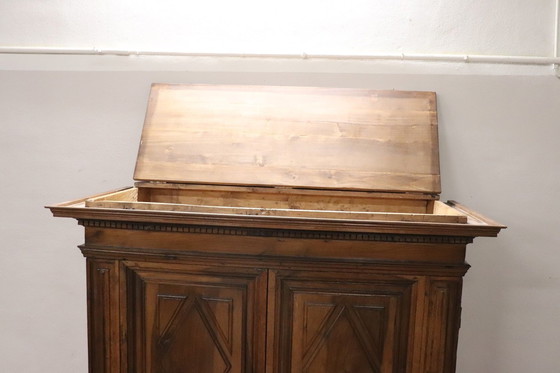 Image 1 of Seltener hölzerner antiker Kleiderschrank