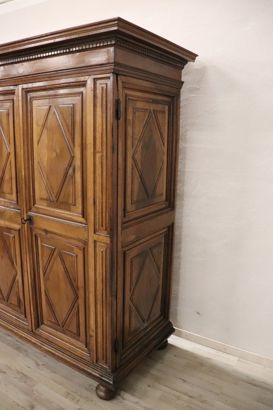 Image 1 of Seltener hölzerner antiker Kleiderschrank