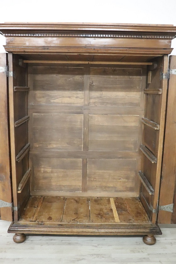 Image 1 of Seltener hölzerner antiker Kleiderschrank