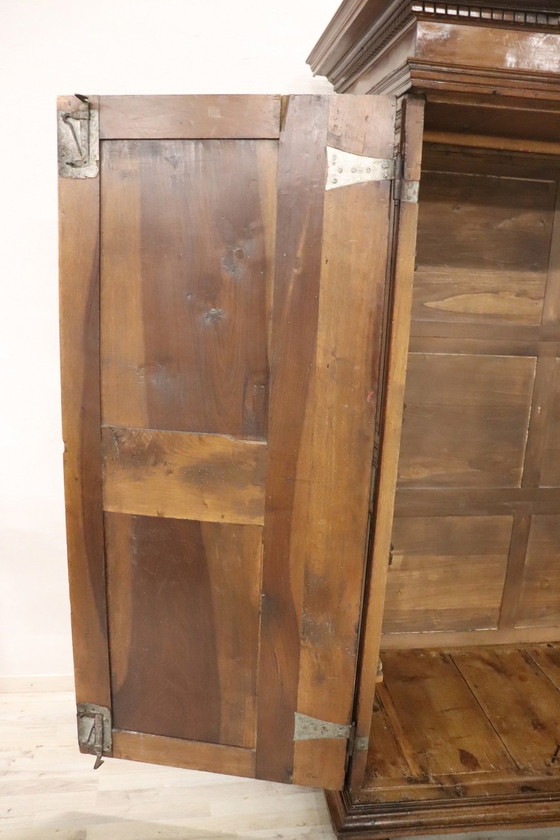 Image 1 of Seltener hölzerner antiker Kleiderschrank