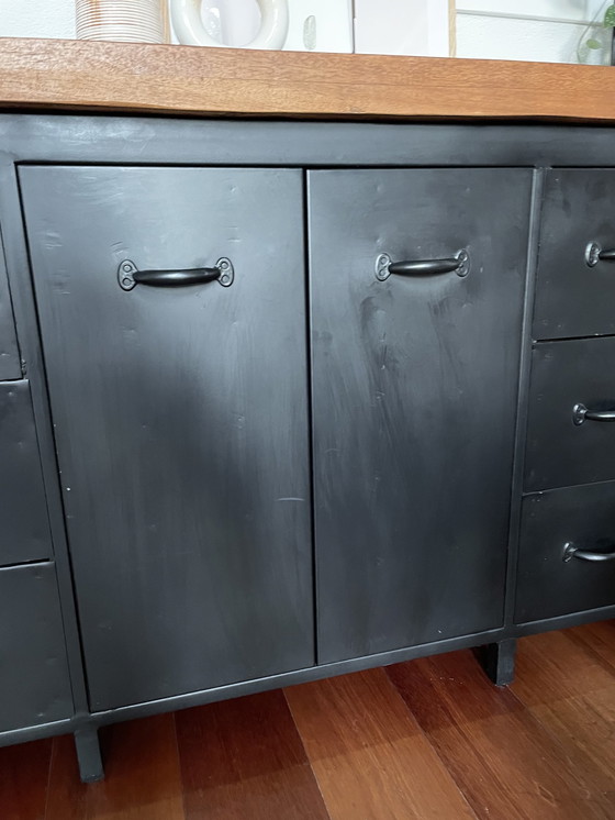 Image 1 of Stahlschrank mit Massivholzplatte