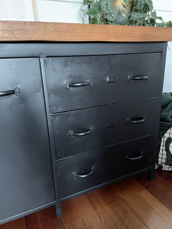 Image 1 of Stahlschrank mit Massivholzplatte