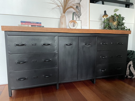 Stahlschrank mit Massivholzplatte