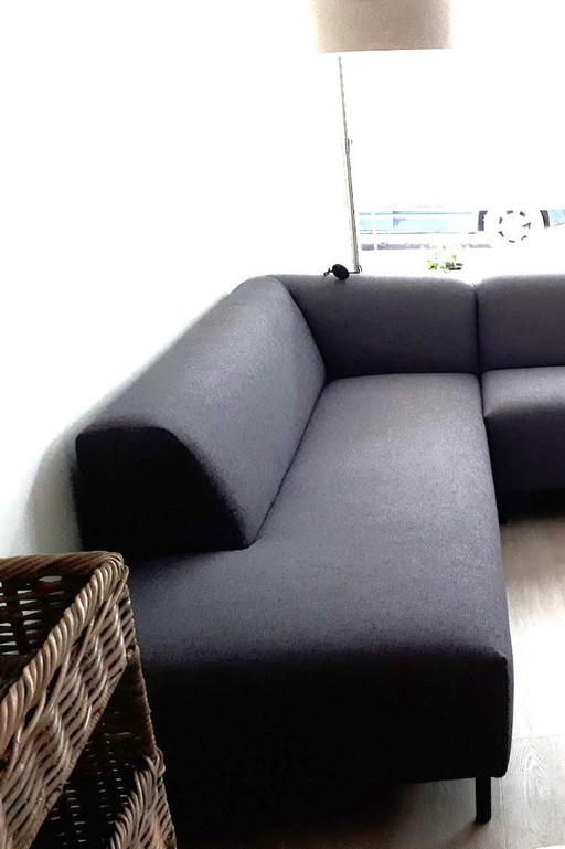 Teil eines Ecksofas, das auch als eigenständiges Sofa für einen kleinen Wohnraum verwendet werden kann.