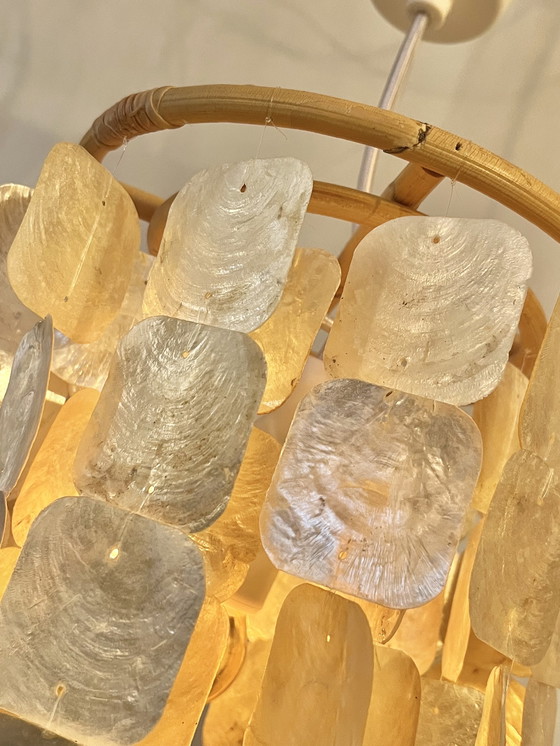 Image 1 of Set mit 2 Capiz-Muschellampen, Hängelampen aus Opal-Perlmutt