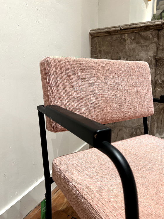 Image 1 of FEST Amsterdam Monday Esszimmerstuhl mit Armlehnen – schwarzes Gestell – schwarze Armlehnen