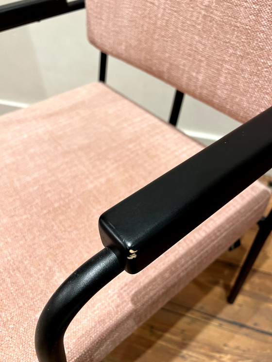 Image 1 of FEST Amsterdam Monday Esszimmerstuhl mit Armlehnen – schwarzes Gestell – schwarze Armlehnen