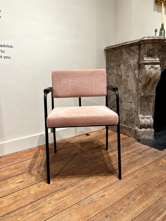 Image 1 of FEST Amsterdam Monday Esszimmerstuhl mit Armlehnen – schwarzes Gestell – schwarze Armlehnen