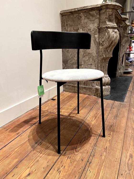 Image 1 of FEST Amsterdam Monday Esszimmerstuhl mit Armlehnen – schwarzes Gestell – schwarze Armlehnen