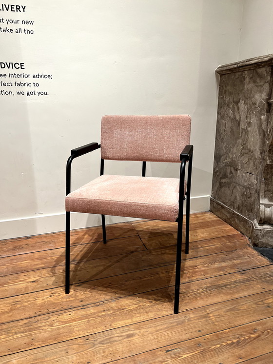 Image 1 of FEST Amsterdam Monday Esszimmerstuhl mit Armlehnen – schwarzes Gestell – schwarze Armlehnen