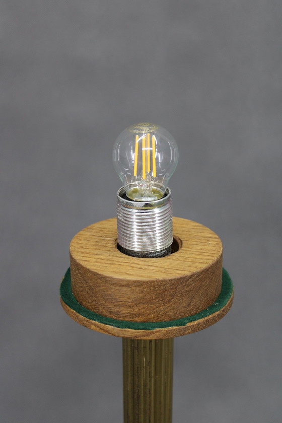 Image 1 of 1940S restauriert Messing Tischlampe mit Holzsockel und Glasschirm