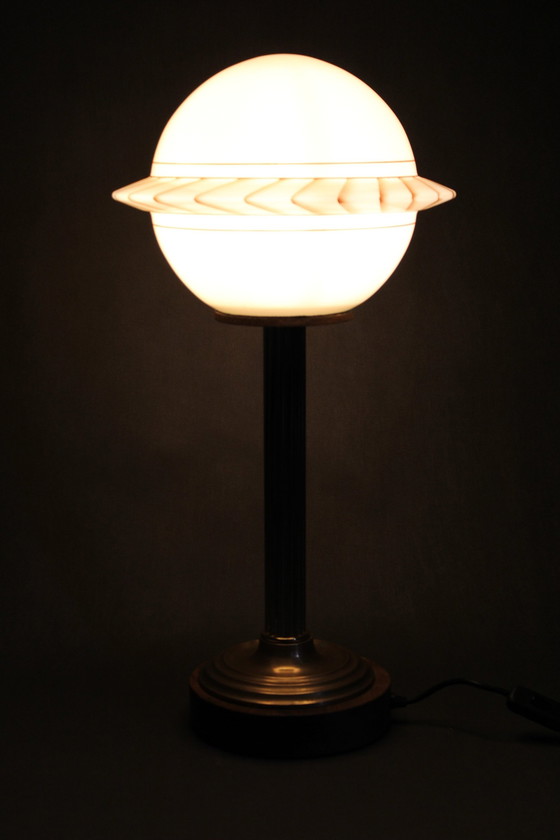 Image 1 of 1940S restauriert Messing Tischlampe mit Holzsockel und Glasschirm