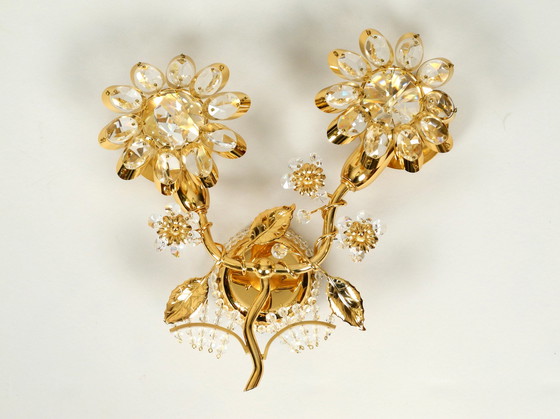 Image 1 of Sehr elegante große florale Messing-Kristallglas-Wandlampe von Ernst Palme aus den 1970er Jahren in ungebrauchtem Zustand