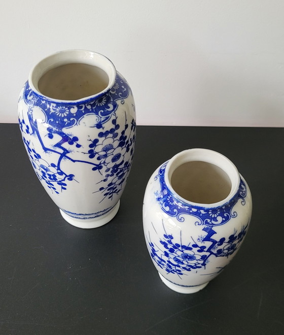 Image 1 of 2 Nippon Tokusei Vasen mit Sakura-Blüte dekoriert.