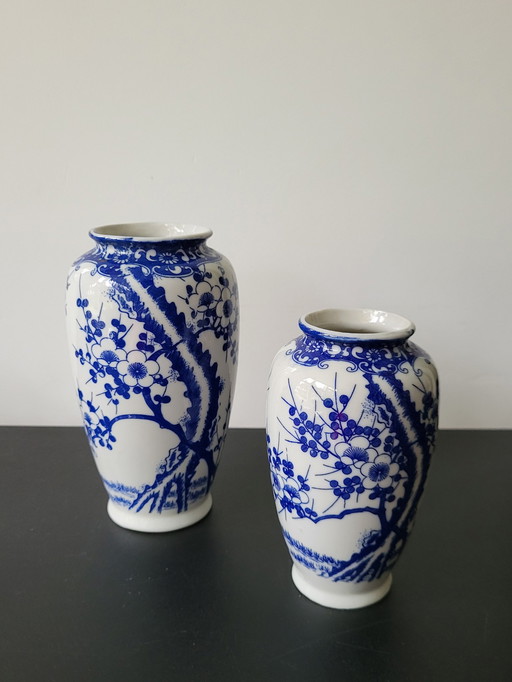 2 Nippon Tokusei Vasen mit Sakura-Blüte dekoriert.