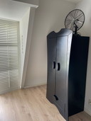 Schwarzer Kleiderschrank