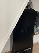 Schwarzer Kleiderschrank