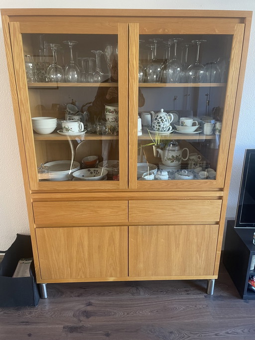 1X Geschirrschrank, 1X Couchtisch, 2 Ledergarnituren, 1X Sideboard, 1X Esstisch mit 6 Lederstühlen