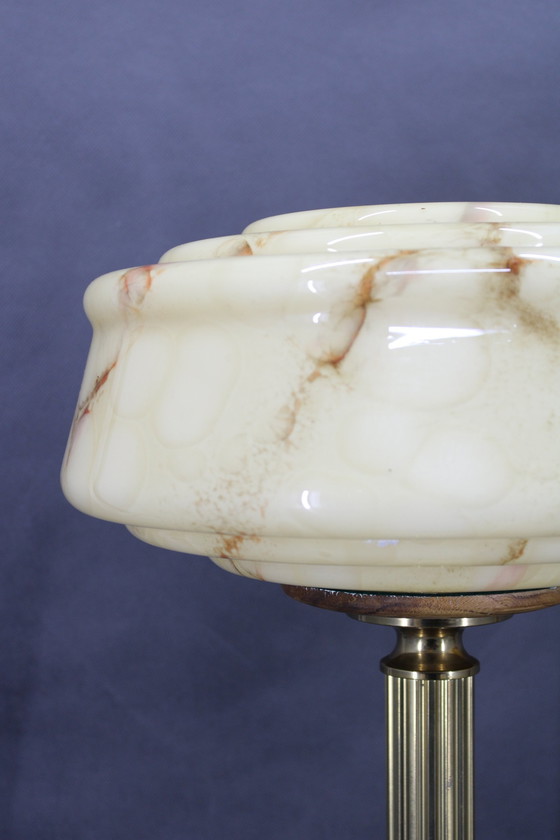 Image 1 of 1940S Paar italienische restaurierte Messing-Tischlampen mit Glasschirmen