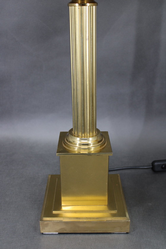 Image 1 of 1940S Paar italienische restaurierte Messing-Tischlampen mit Glasschirmen