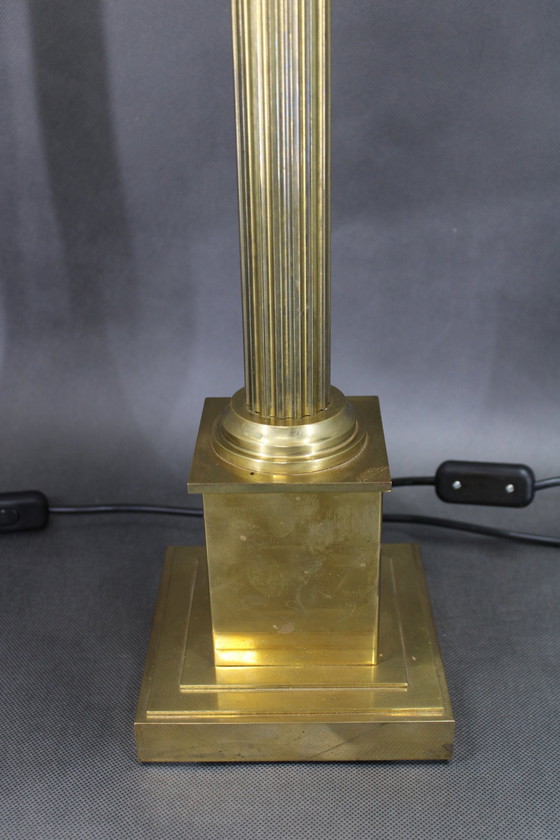 Image 1 of 1940S Paar italienische restaurierte Messing-Tischlampen mit Glasschirmen